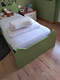 Letto singolo completo di mensole