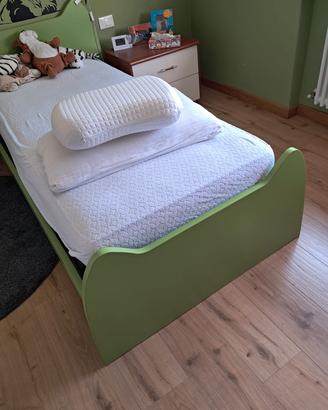 Letto singolo completo di mensole