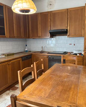 Cucina con elettrodomestici