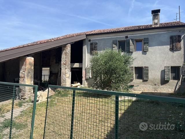 Rustico / Casale di 204 m² con più di 5 locali a R - Vista 2