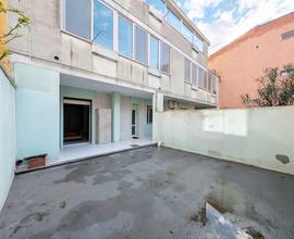 Piano terra con ampio cortile in zona strategica