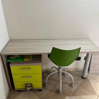 Scrivania, sedia, cassettiera, giro letto