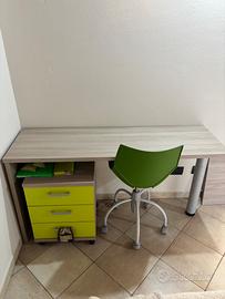 Scrivania, sedia, cassettiera, giro letto