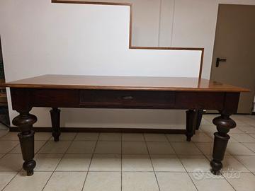 Tavolo in legno con gambe tornite e 7 sedie