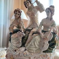 Base per lampada con figure in ceramica-gratis