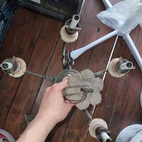 Lampadario in ferro battuto e ceramica