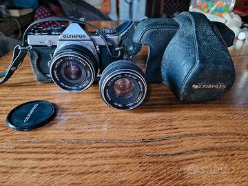 fotocamera reflex olympus OM-2 con due obbiettivi