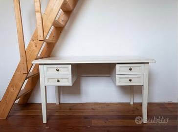 Scrivania in legno stile classico