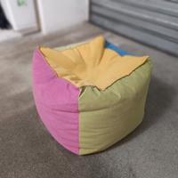 pouf  in tessuto colorato sfoderabile 