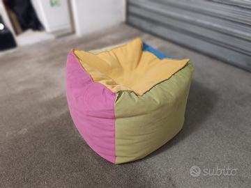 pouf  in tessuto colorato sfoderabile 
