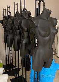 Manichini donna e uomo con pedana color nero