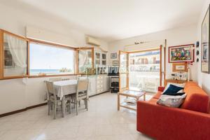 Appartamento con terrazzo fronte mare con possibil