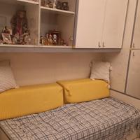 cameretta a ponte con due letti uno con cassettone