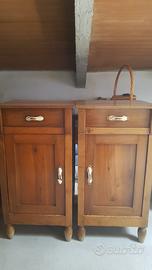 coppia di comodini in legno