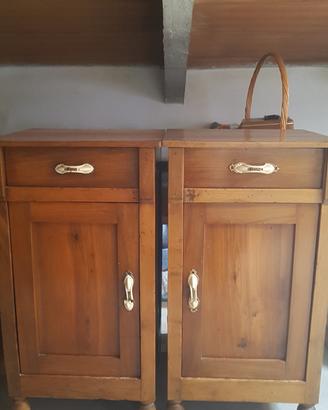 coppia di comodini in legno