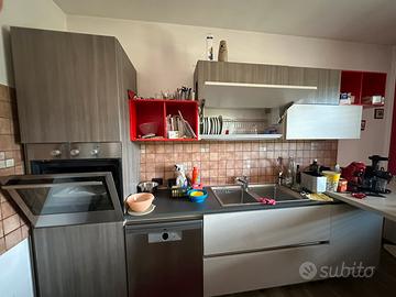Cucina stosa con penisola