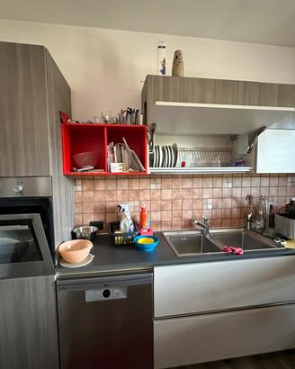 Cucina stosa con penisola