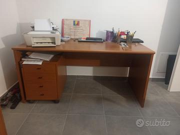 Scrivania e mobili accessori