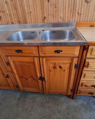 Mobili in legno cucina e ingresso stile rustico