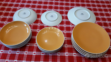 2 Servizio piatti blu e arancioni