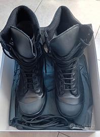 Anfibi modello militare 
