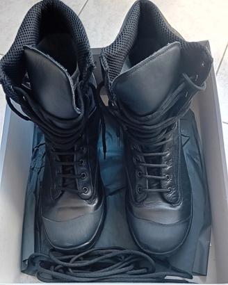 Anfibi modello militare 