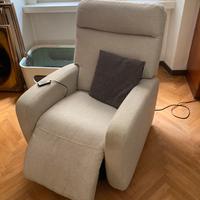Poltrona con poggiapiedi e schienale relinabile