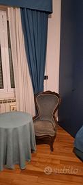 Poltroncina in velluto blu cartazucchero e legno