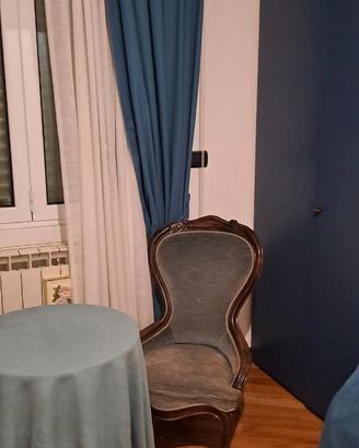 Poltroncina in velluto blu cartazucchero e legno