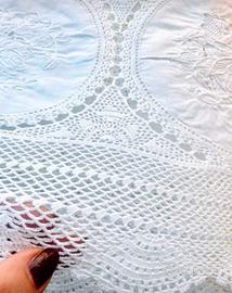 Tovaglia bianca vintage con 12 tovaglioli 