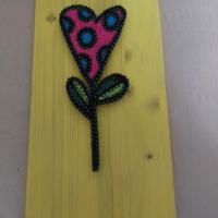 quadro string art fiore ispirato a romero britto 