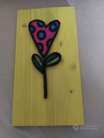 quadro string art fiore ispirato a romero britto 