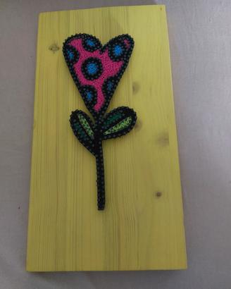 quadro string art fiore ispirato a romero britto 
