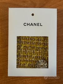 bottone originale Chanel con campione in tessuto