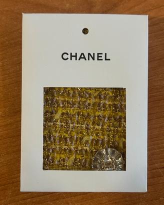 bottone originale Chanel con campione in tessuto