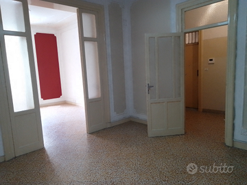 4 vani, 2 bagni, ingresso, cucina, veranda