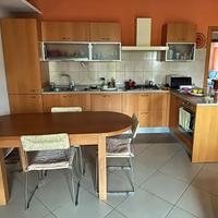 Cucina completa con tavolo