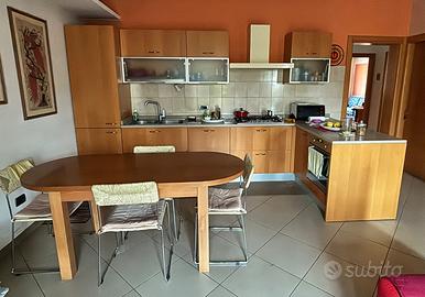 Cucina completa con tavolo