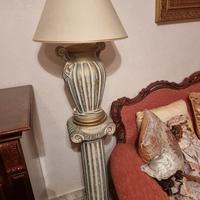 colonna con lume e vaso