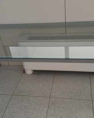 tavolo di design con top in vetro