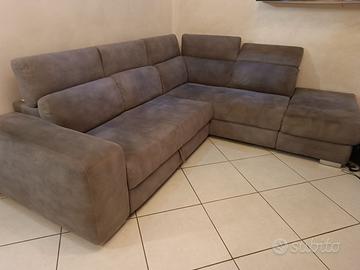 divano letto ad angolo e cassettone