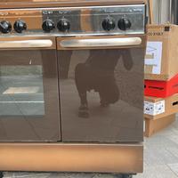 Cucina 4 fuochi e forno.