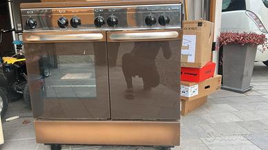 Cucina 4 fuochi e forno.