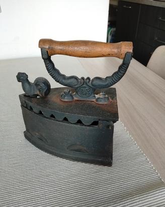 ferro da stiro antico a carbone