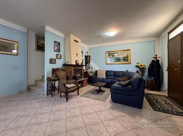 VILLA A SCHIERA A STRADELLA
