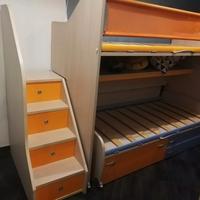 Letto a castello + letto con armadio a ponte. 