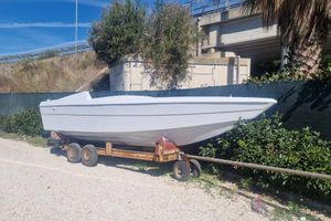 Barca scafo da corsa