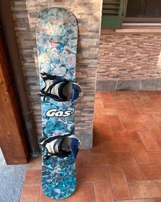Snow board completo di attacchi in buono stato.