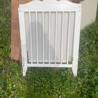 Lettino in legno senza materasso