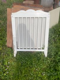 Lettino in legno senza materasso